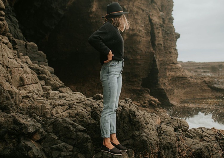 נעלי טומס-TOMS SHOES - CLASSIC BLACK CANVAS – תמונה 5