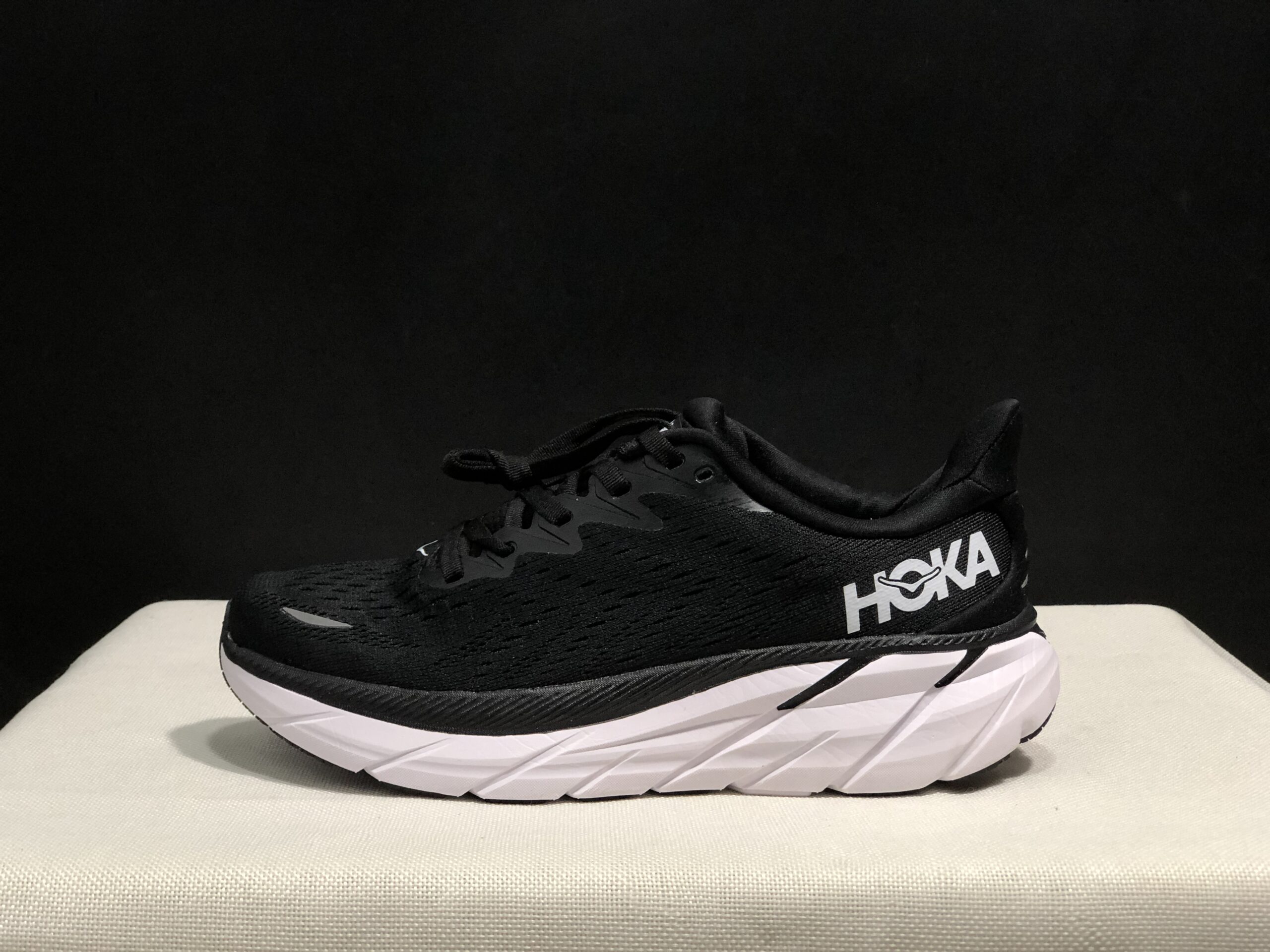 נעלי הוקה-HOKA ONE ONE Clifton 8 Black – תמונה 10