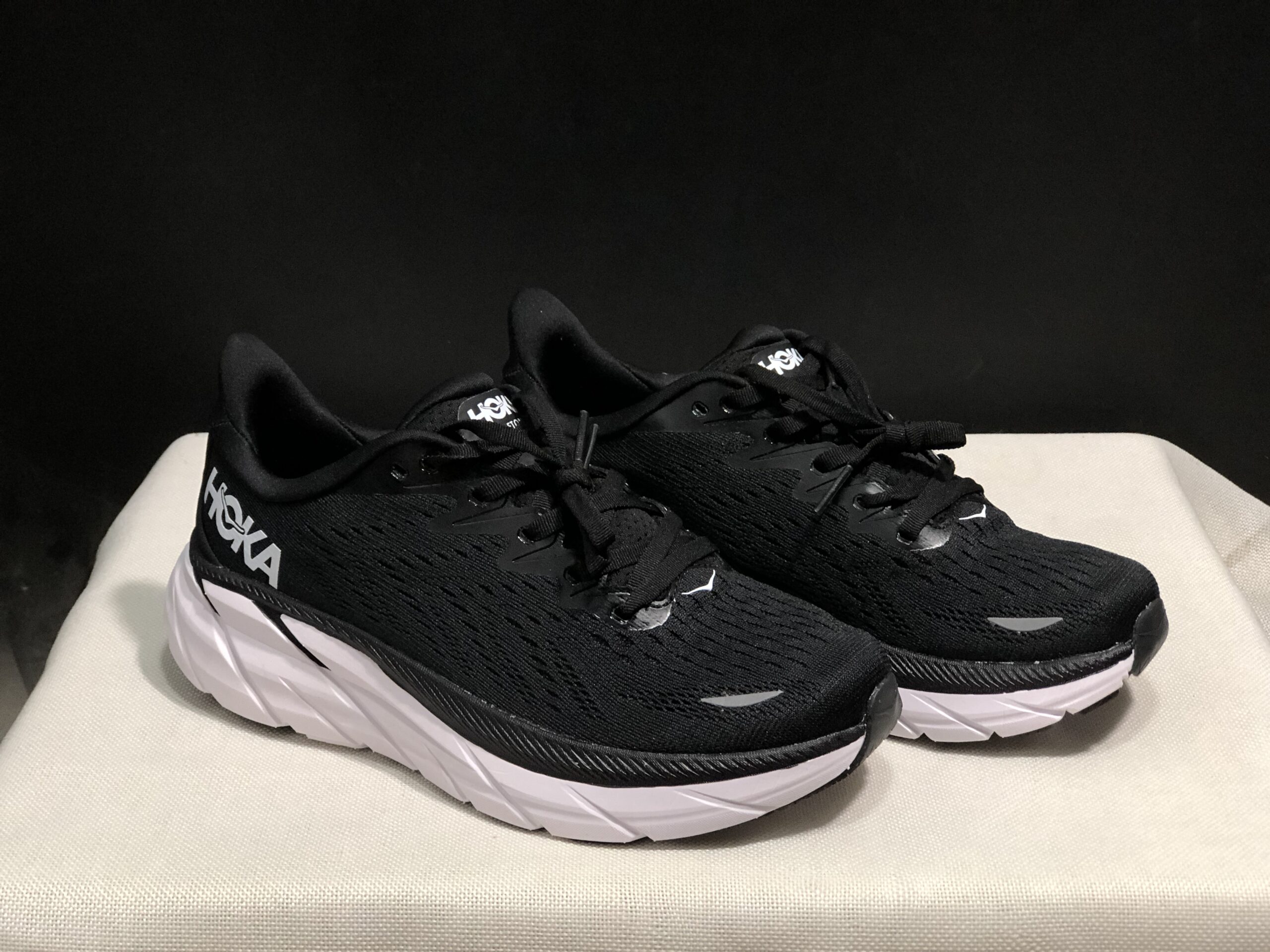 נעלי הוקה-HOKA ONE ONE Clifton 8 Black – תמונה 15